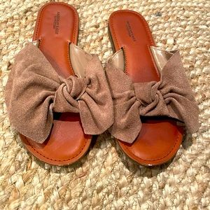 American eagle Suede bow flat sandals